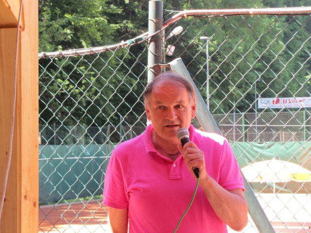 Predsednik Teniške zveze Slovenije Marko Umberger (na sliki) je skupaj s kamniškim županom Marjanom Šarcem odprl 1. teniško državno prvenstvo za rekreativce